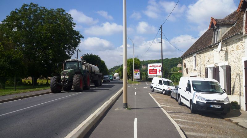 Poteau planté au milieu de cette Drôle de piste cyclable à Vernoux la celle sur Seine en 2013