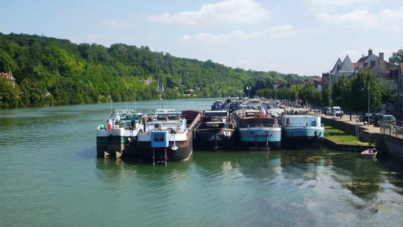 Péniches sur la Seine à Saint Mammés