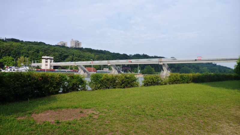 Le gazoduc et sa zone piétonne au dessus du barrage sur la Seine à Port à l'Anglais entre Alfortville Vitry : Sud de Paris