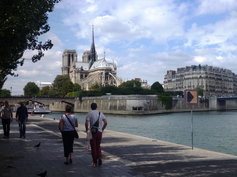 Arrivée à Notre dame de Paris à bicyclette, en 2013