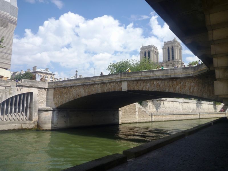 Notre dame de Paris, vue à bicyclette depuis le dessous des ponts de la Seine en 2013