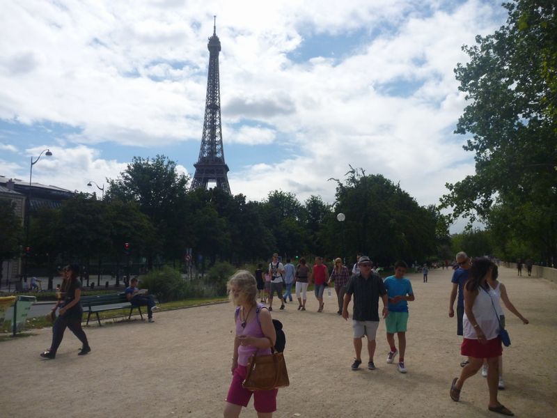 Le champ de Mars et la tour Eiffel en 2013, vus à bicyclette