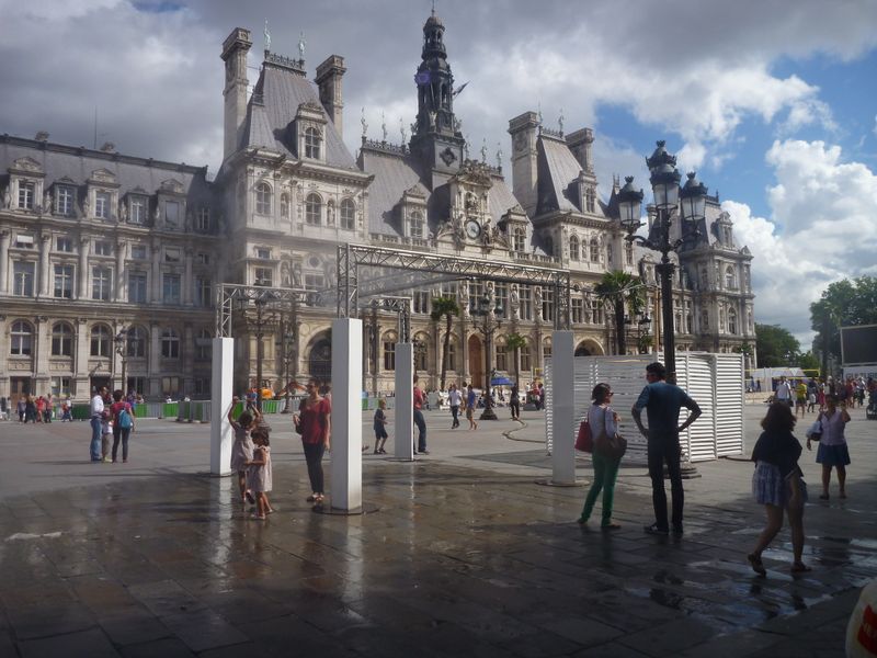 Brumisateurs, envoyant leurs vapeurs d'eau sur le parvis de l'hôtel de ville de Paris en 2013