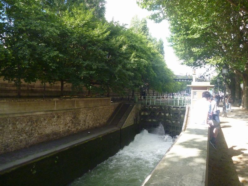 Les vannes du canal st martin de Paris
