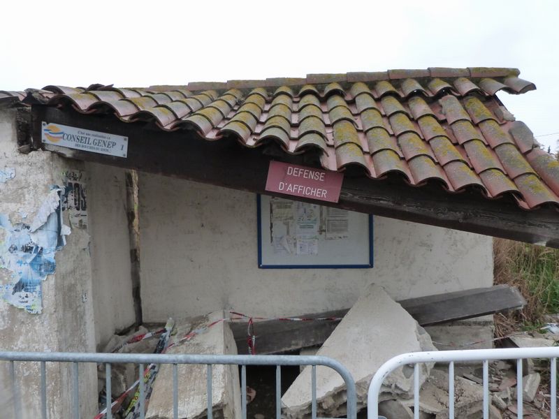 Abri bus vu au sud d'Arles en bordure de la D 570 en 2013 : vue détaillée