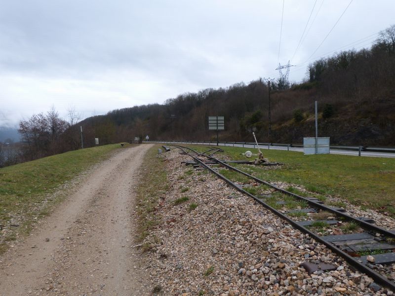 Les traces de l'ancienne voie férrée de Montalieu Vercieun, le long du fleuve rhône, vu par claudio en 2013