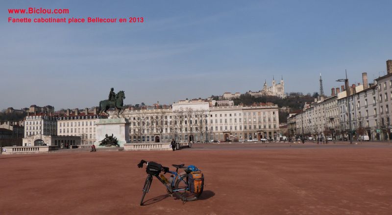Fanette posant , solitaire, sur la place Bellecour de Lyon, en 2013
