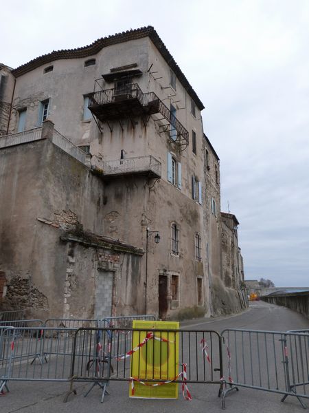 Maisons en sale état à pont saint esprit en 2013 : voila du travail, au lieu de le mettre en Suisse ..