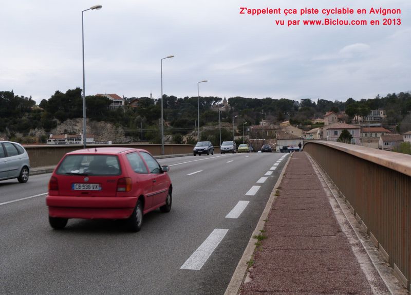 Ici en Avignon, on n'y danse plus, mais serre les fesses, sur sa bicyclette en 2013