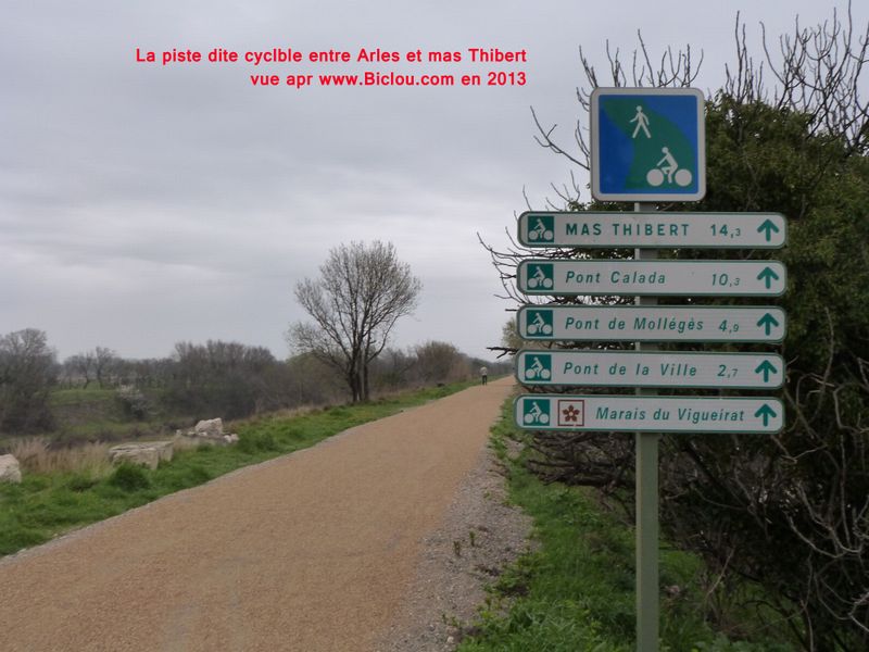 Balisage de la piste dite cyclable entre le sud de Arles et mas Thibert, en 2013