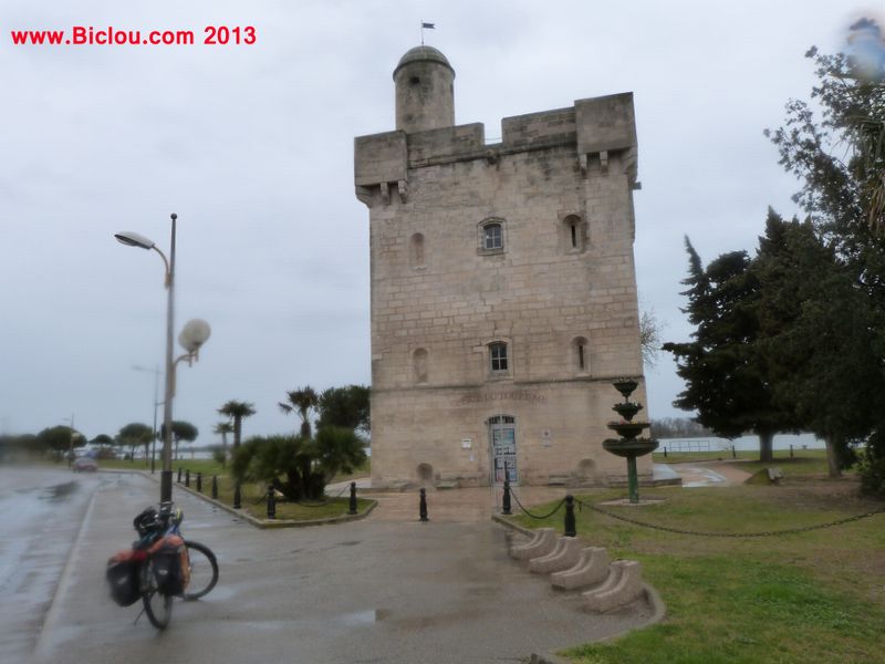 Fannette devant la tour saint Louis, à Port st louis du Rhône en 2013