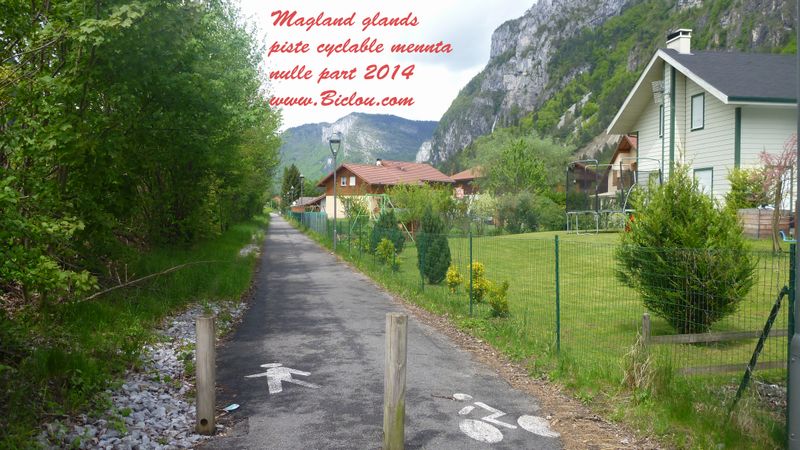 Magland mini piste cyclable menant nulle part 2014
