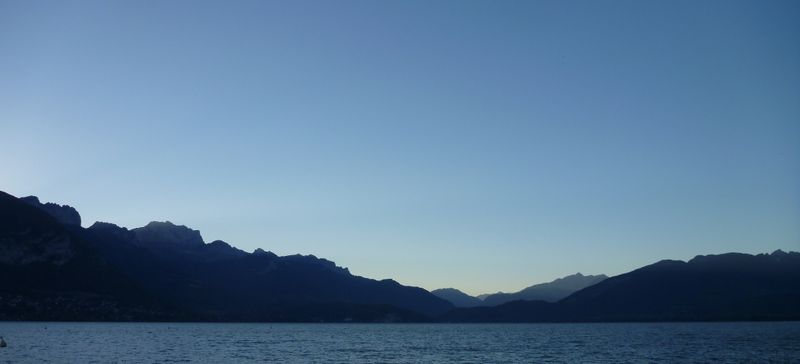 Le lac d'Annecy occupant une partir de la vallée entre Les Bornes à gauche et les Bauges à droite, 