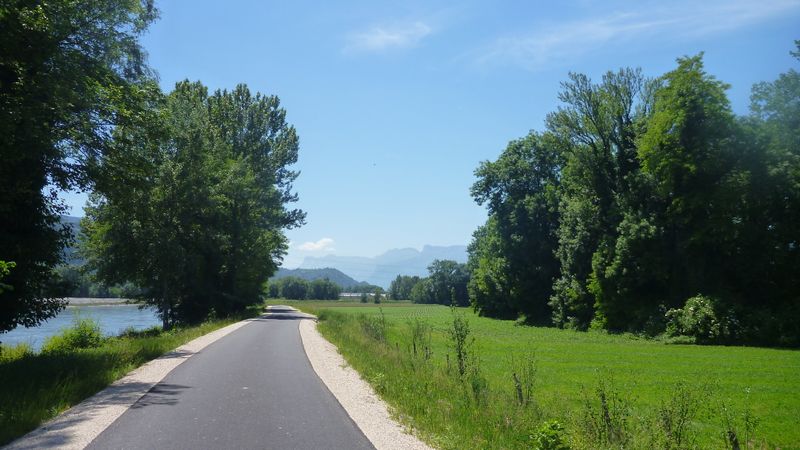 Oh le bel asphalte le long des l'isère sur la piste cyclable, en route vers Grenoble, en 2015