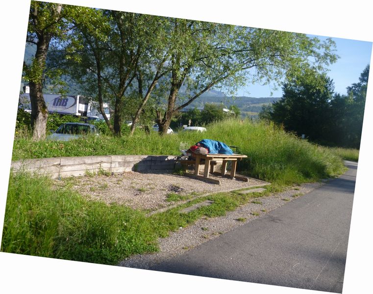 Albertville, un cyclotouriste dort