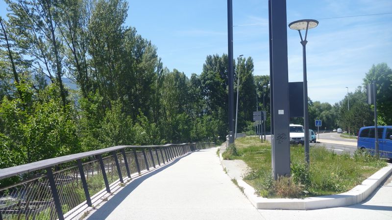 Grenoble, rampe d'accès voie verte vers le Sud le long de l'isère en 2015