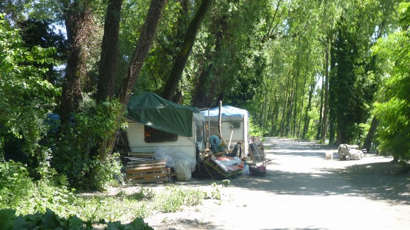 Grenoble: quais de l'isere; les abords neufs, mais en 15 ans apres rien n'a changé, tjrs des taudis ..