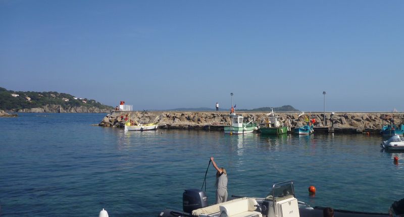 La grande Bleue à Giens, port de Niel, terme Sud de la Bambée ..