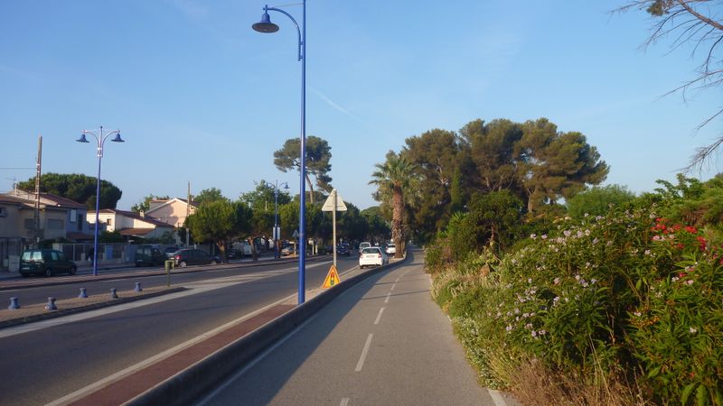 Piste dite cyclable Hyères Toulon en mai 2015 , calme ici..