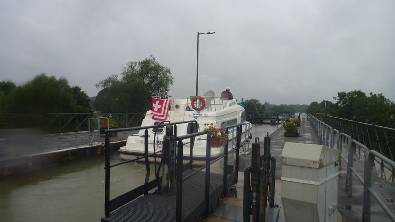 bâteau-suisse-sur-pont-canal-nevers-allier