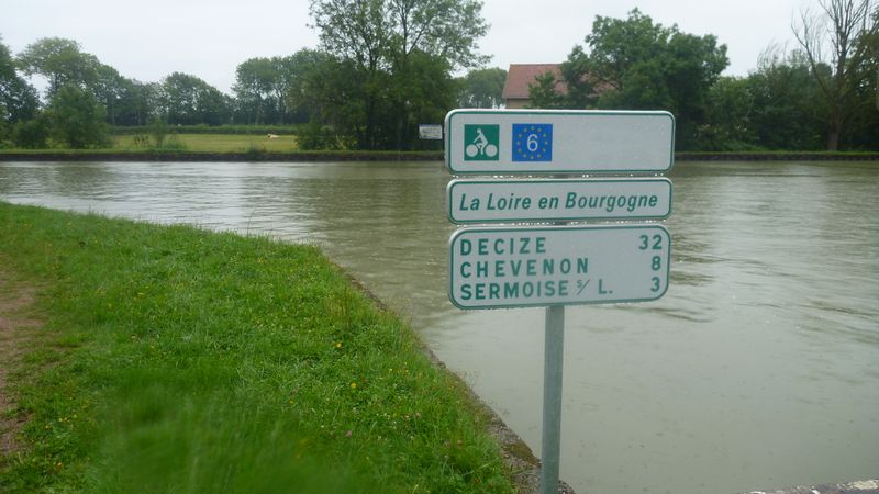 Balisage-long-canal-latéral-a-loire-1ere-apparition-Euro-vélo-6
