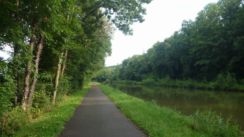 beau-goudron-le-long-du-canal-digoin