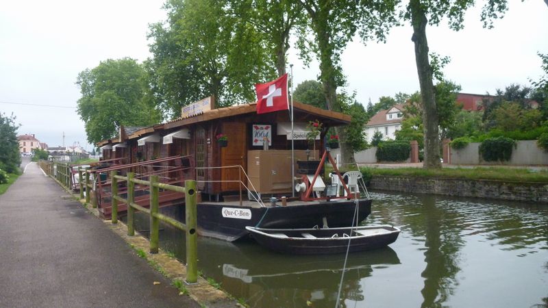 Mieux-vaut-avoir-une-monaie-forte-pour-loger-dans-péniche-touristique