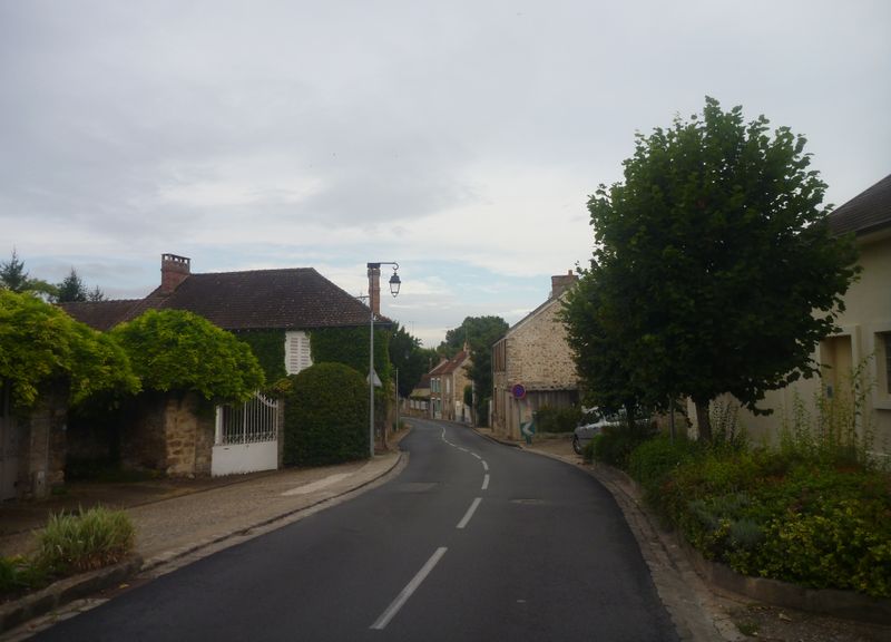 Petite-route-entre-mee-sur-seine-et-saint-fargeau