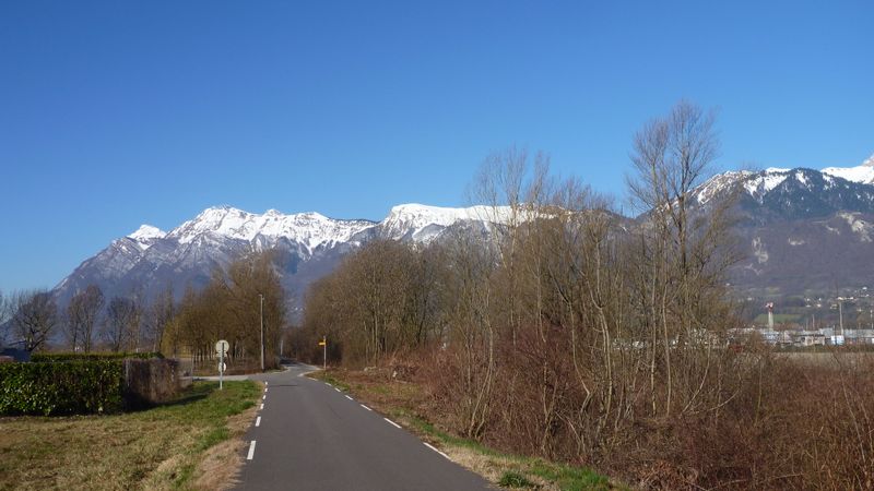 La piste cyclable long de l'isère à Albertville : les bauges en fond