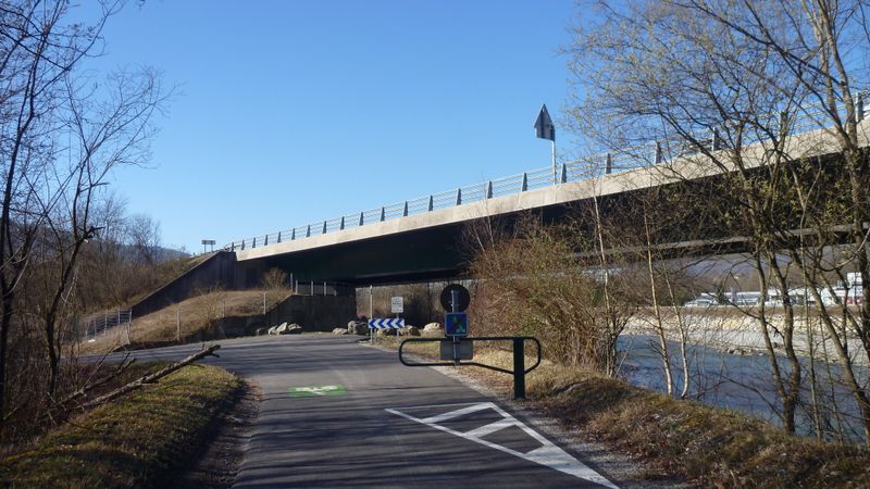 Piste cyclable sainte Hélène sur Isère : bifurcation vers Compostelle