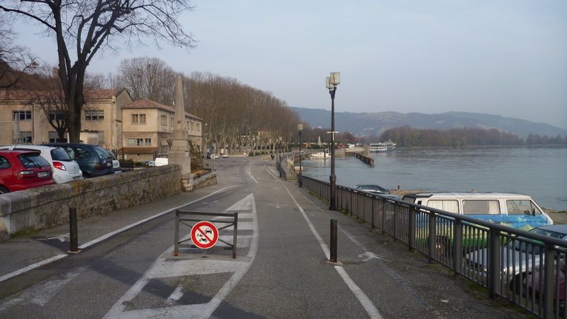 Le long des quais du rhône à Tournon 2014 , passage vélos