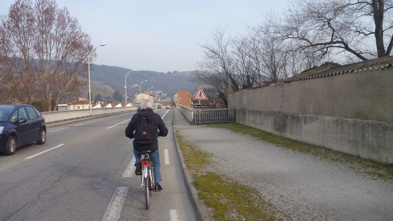 Bandelettes quasi cyclables à Tournon au niveau du Doux en 2014