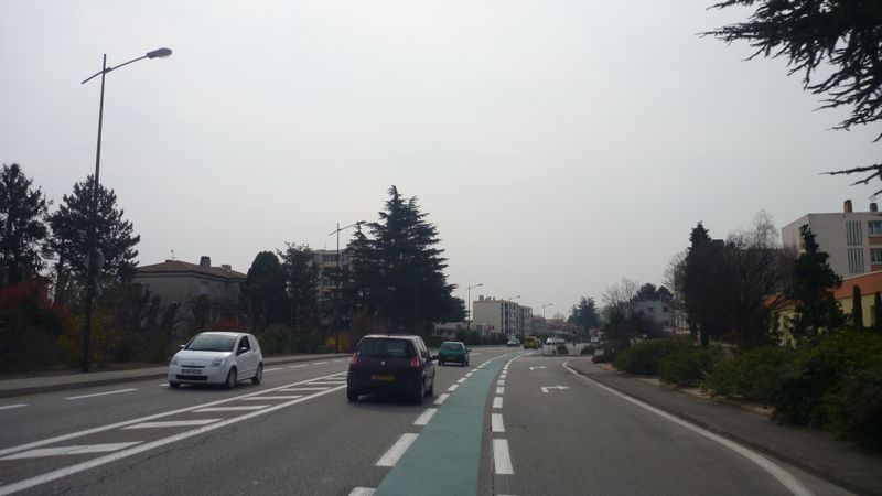 Sortie de Tournon vers le sud : bande cyclable