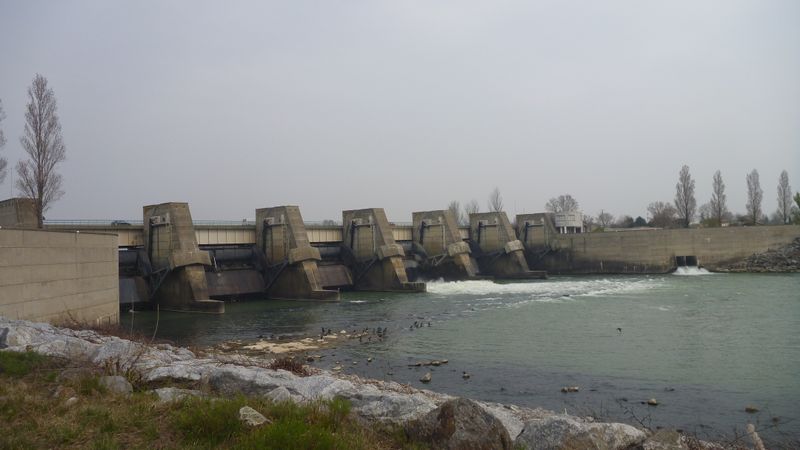 Barrage de Glun sur le Rhône en 2014 ; côté piles