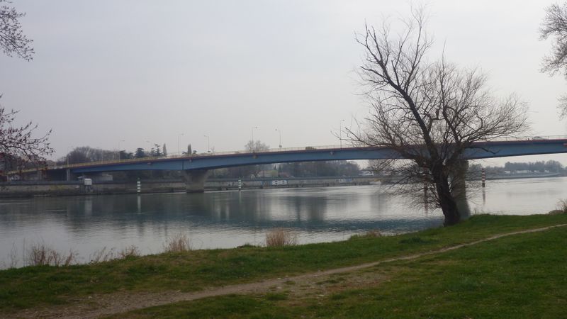 Viarhona passe sous Le pont de Valence