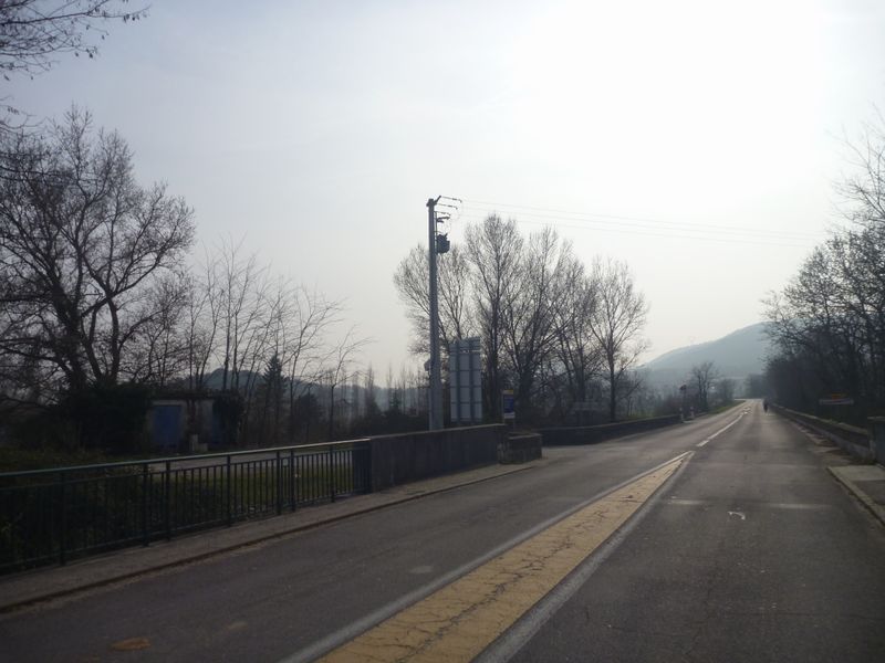 A gauche à la sortie de Beauchâstel