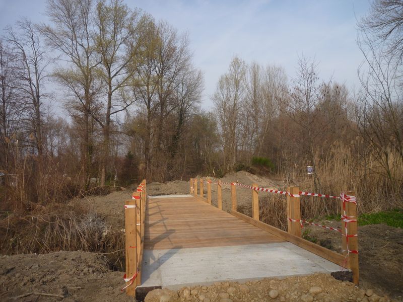 Le petit pont de bois sur un Rû descendu des monts d'ardèche sur Viarhôna 2014