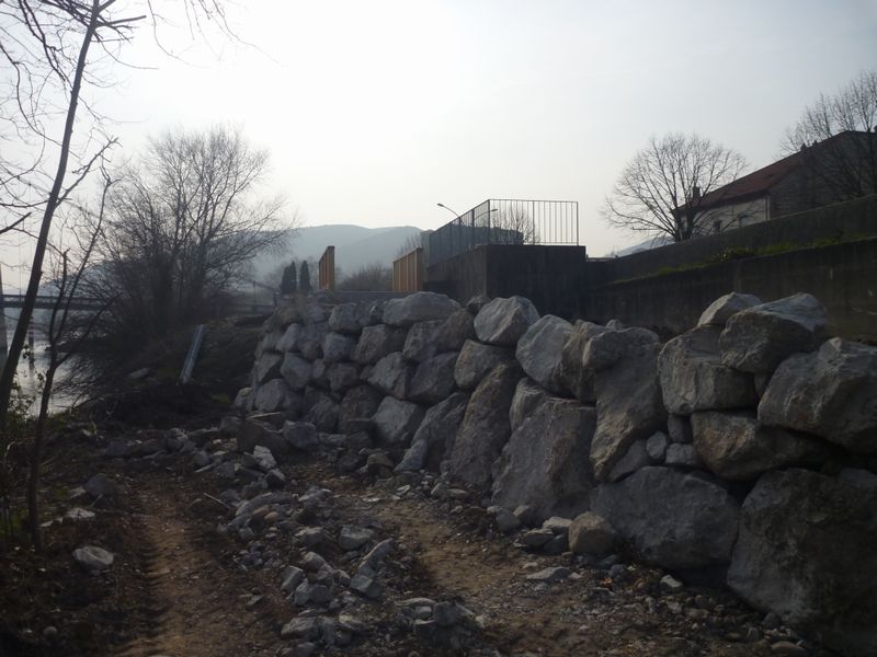 Travaux d'enrochements 2014, au niveau passerelle Viarhona la Voulte