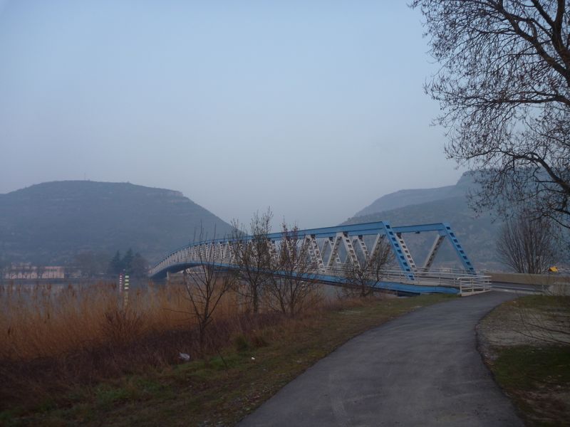 Pont sur le rhône au Pouzin, passage cycliste sur le côté : Viarhôna 2014