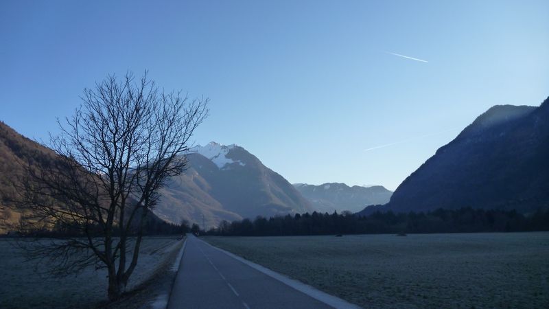 Le Mont Charvin chagrin au petit matin de 2014 sur la piste cyclable ..