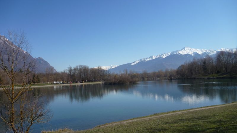 Sur le chemin de compostelle en combe de Savoie : Le lac de .. en vue des Bauges à droite et du Beaufortin