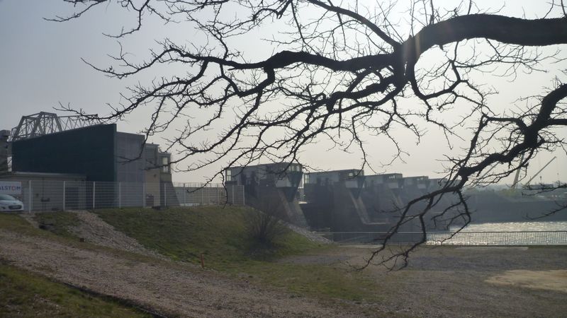 Le barrage de Rochemaure sur le rhône, vu côté piles en 2014