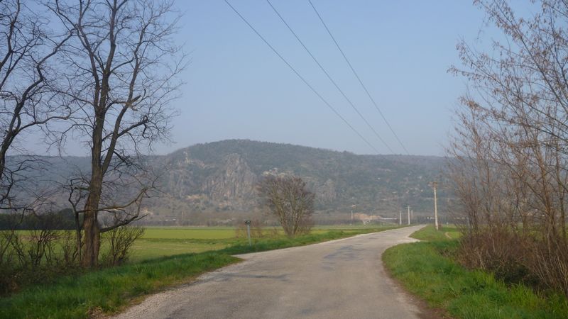 Viarhona : uivre à gauche le balisage compostelle menant à Rochemaure