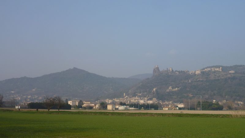 Rochemaure Ardèche, vue en 2014 depuis Viarhona et chemin de compostelle
