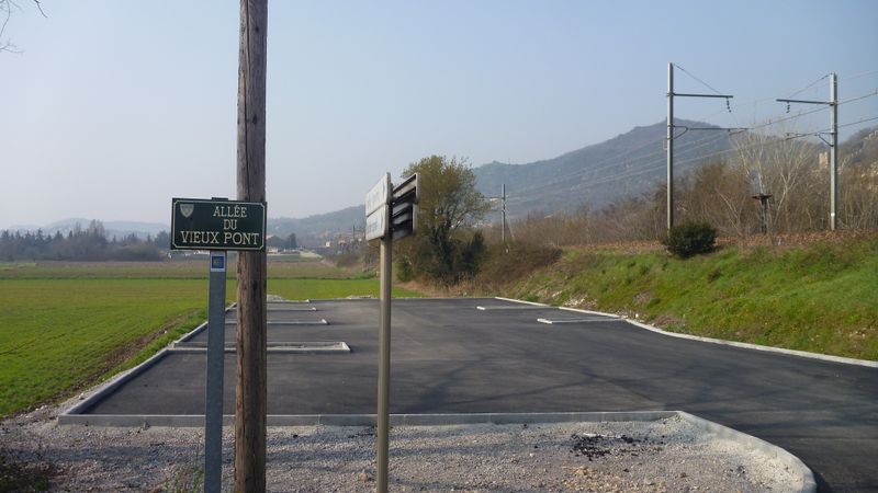 Sur viarhona Rochemaure , les parkings sont déjà en place..