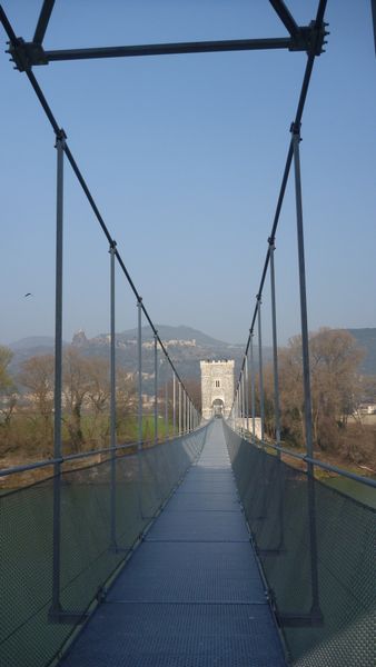 Sur la passerelle de Rochemaure en 2014