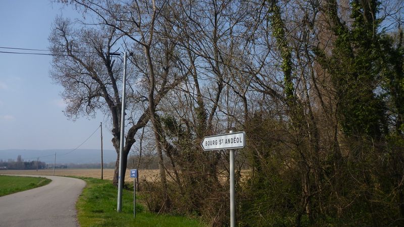 Direction, dans cette plaine alluvionaire du rhône