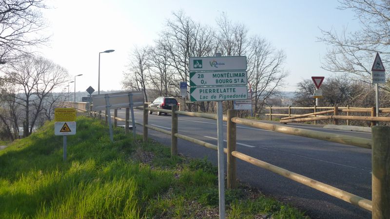 Balisage viarhona touffu ici sur une boucle peu compréhensible de bourg saint andéol