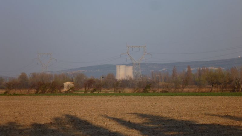 La centrale nucléaire de Pierrelatte en filigrane