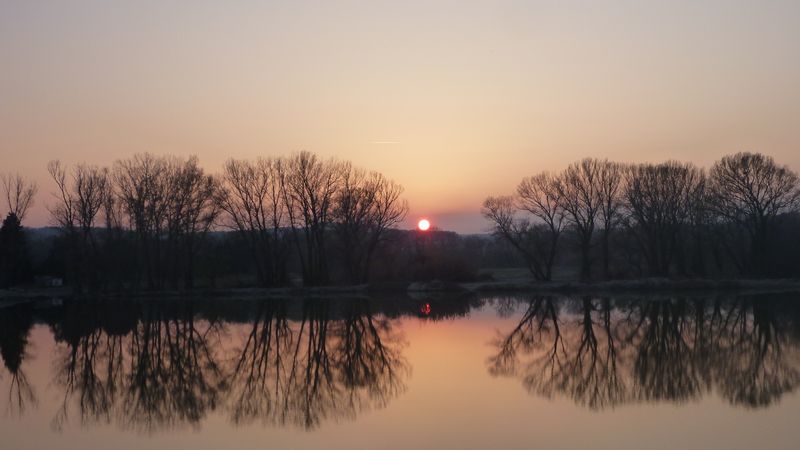Coucher de soleil sur les monts d'Ardèche, vu depuis le Rhône à Pierrelatte